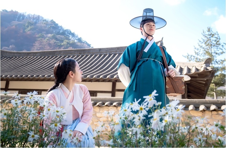 '귀궁' 마음 확인한 <b>육성재</b>김지연, 설레는 꽃길 데이트 [N컷]