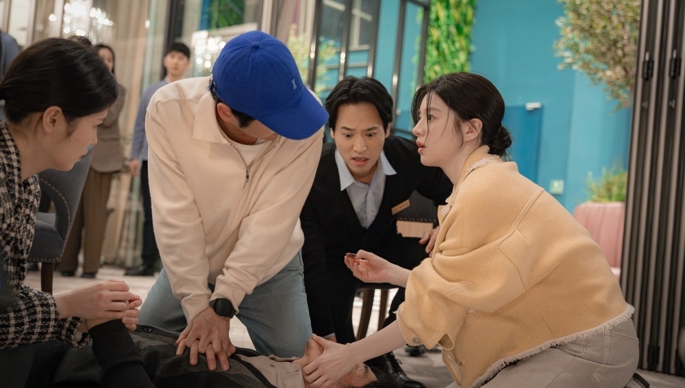 '<b>언슬전</b>' <b>고윤정</b><b>정준원</b>, 첫 데이트 포착…갑자기 터진 비상사태