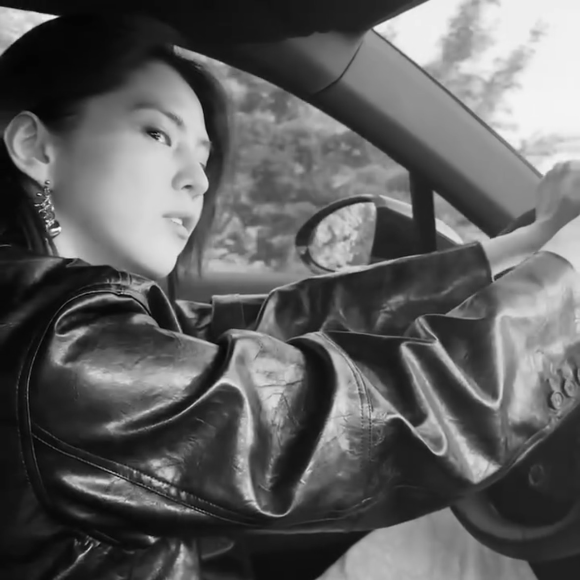 <b>한소희</b>, 11개 도시 <b>월드투어</b>로 데뷔후 첫 <b>팬미팅</b>…포스터 제작 참여