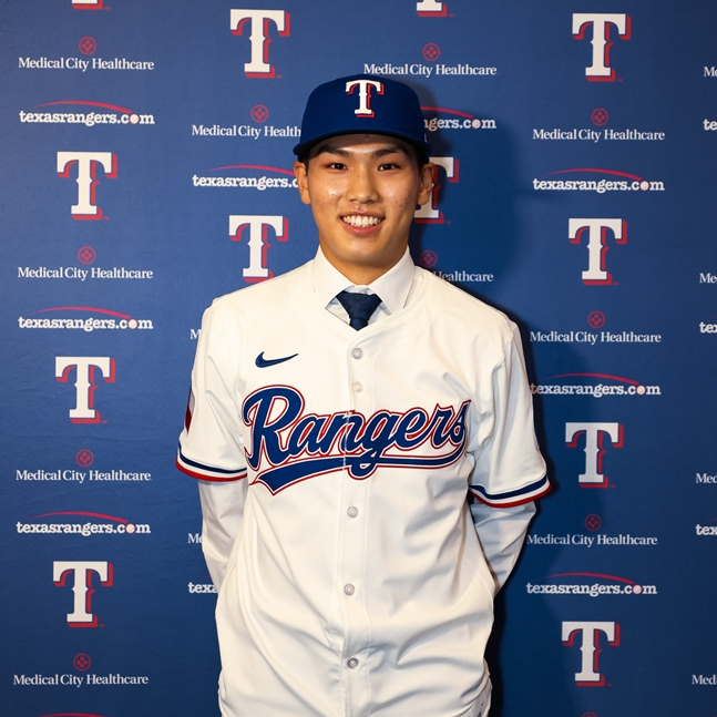 '한국의 오타니' <b>김성준</b>, MLB <b>텍사스 입단</b>…계약금 120만 달러(종합)