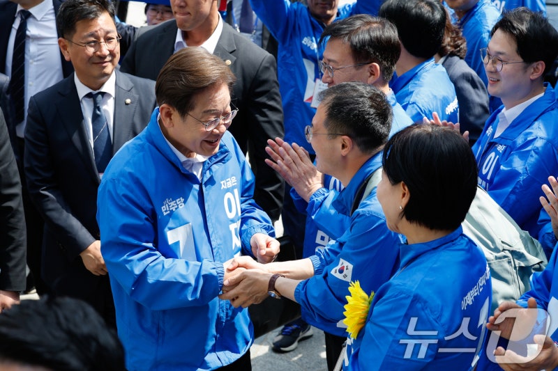 '구애 작전'…이재명 "<b>빅텐트</b>는 <b>김상욱</b>" 김문수 "MVP는 이준석"