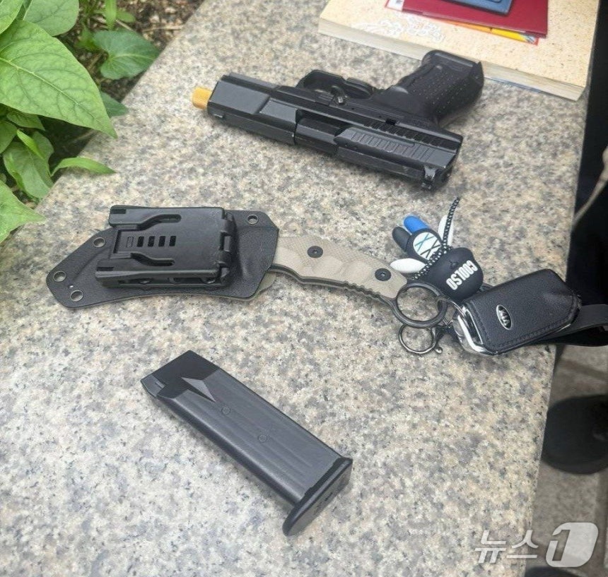 민주당 중앙당사에서 검거된 남성 가방에서 나온 무기들1