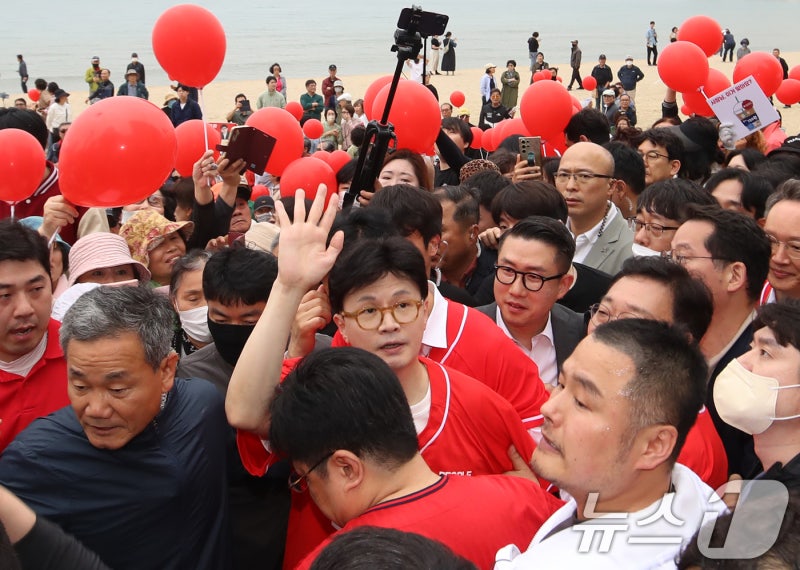 <b>한동훈</b>, <b>부산</b> 첫 지원 <b>유세</b>서도 "김문수, 계엄·탄핵 입장 변화 필요"