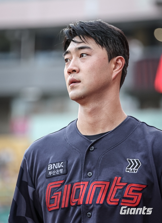 달라지지 않은 롯데 <b>윤성빈</b>, 또 <b>제구</b>에 발목…LG전 1이닝 7사사구 9실점...