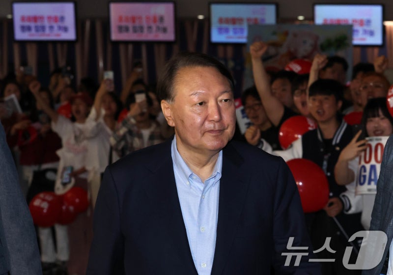 尹 '<b>부정선거 영화 관람</b>'에 비윤계 "자멸"…당은 "이미 탈당"