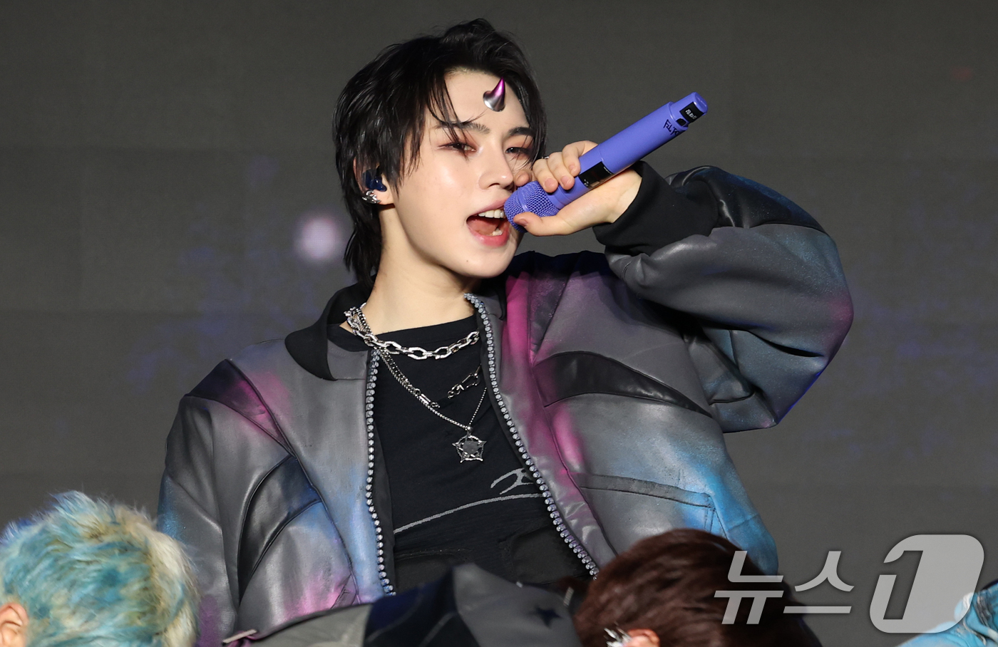 뉴비트 <b>김태양</b>, <b>늑골 골절</b> 부상 "21일 축제 일정, 의자 앉아 소화"