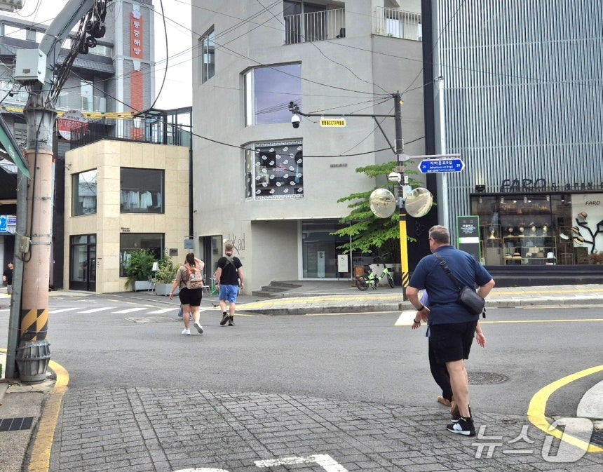 절기상 '소만'(小滿)인 21일 서울 종로구 경복궁역 인근에서 외국인 관광객들이 반소매·반바지 차림으로 길을 걷고 있다. 2025.05.21/뉴스1 ⓒ 뉴스1 남해인 기자