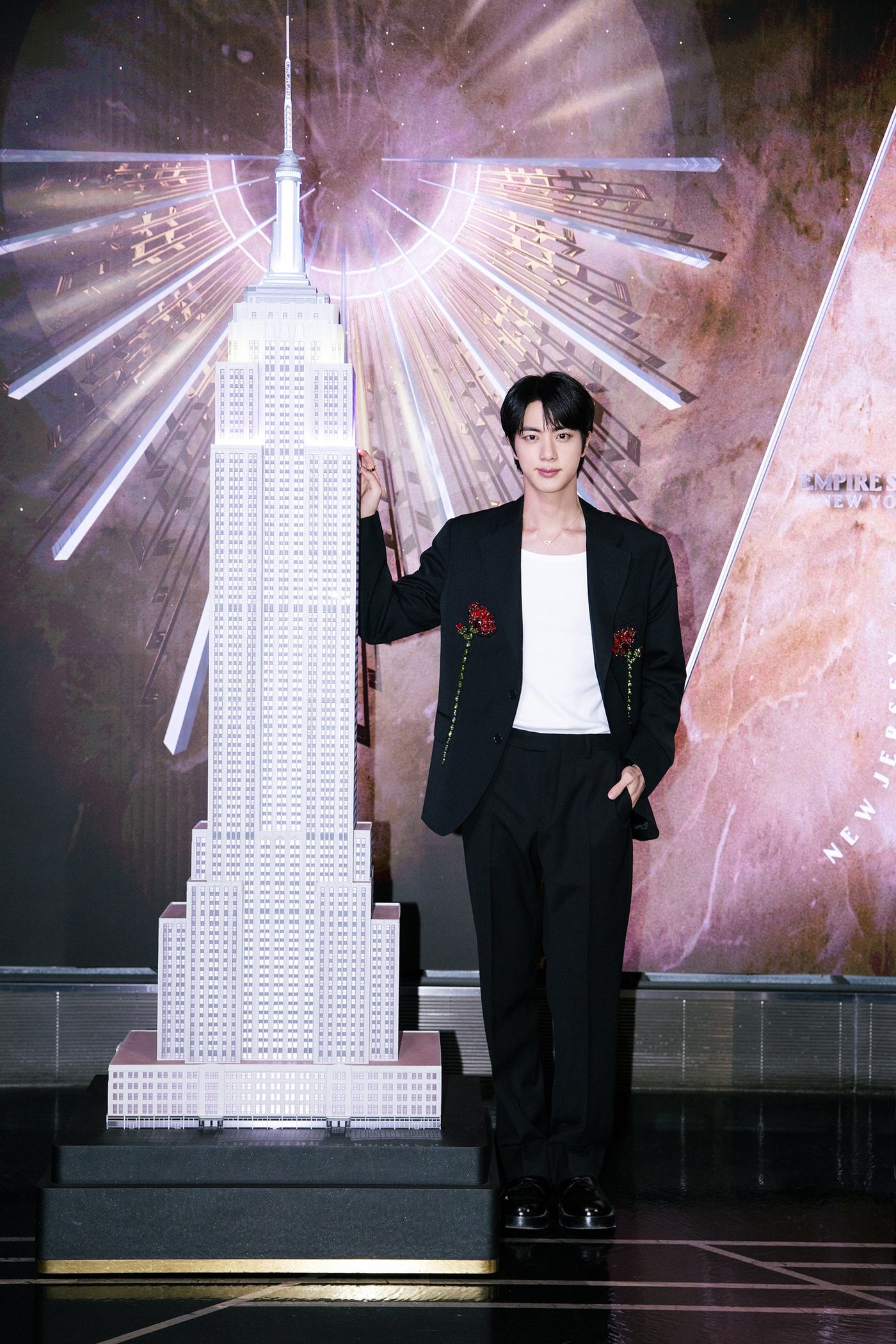 방탄소년단 진, 美 <b>엠파이어 스테이트 빌딩</b> 물들였다…<b>점등</b>식 참석