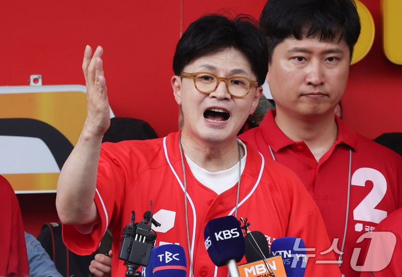 한동훈, <b>친윤</b> 맹폭…"김건희 뒷배로 호가호위, 부끄러움도 없어"