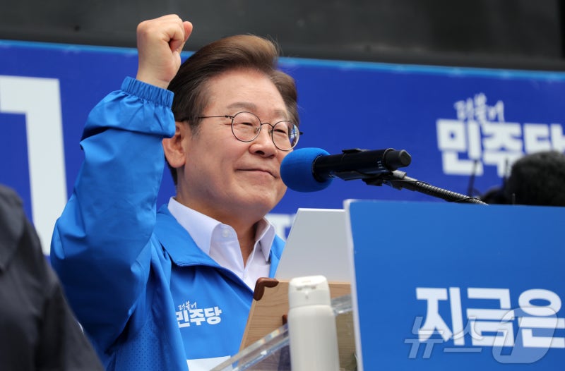 <b>이재명</b> "투표 안 하면 12·3 계엄 눈감는 것…1·2·3 <b>캠페인</b> 하자"