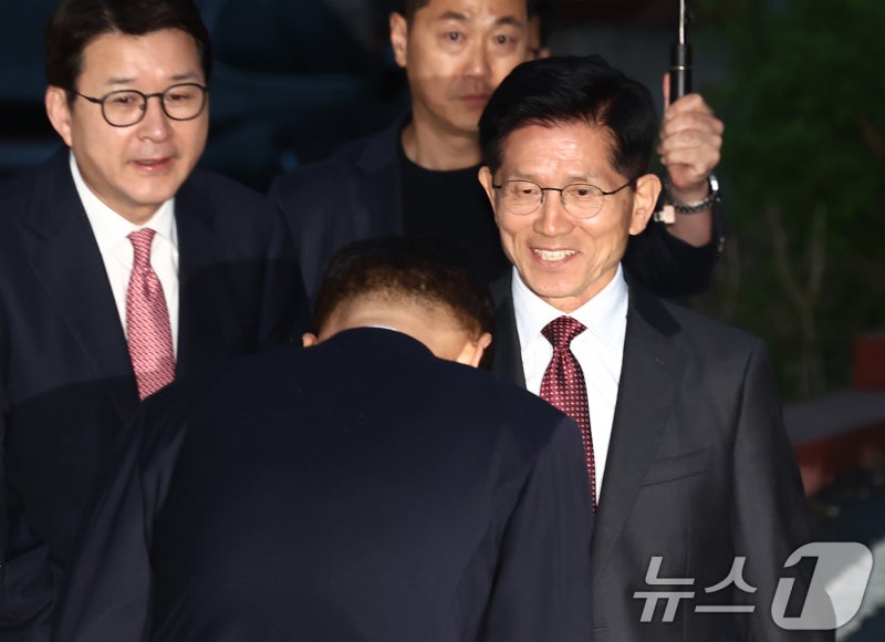 <b>박근혜</b>, <b>김문수</b>에 "지난 일 연연말고 하나로 뭉쳐 선거 이겨달라"