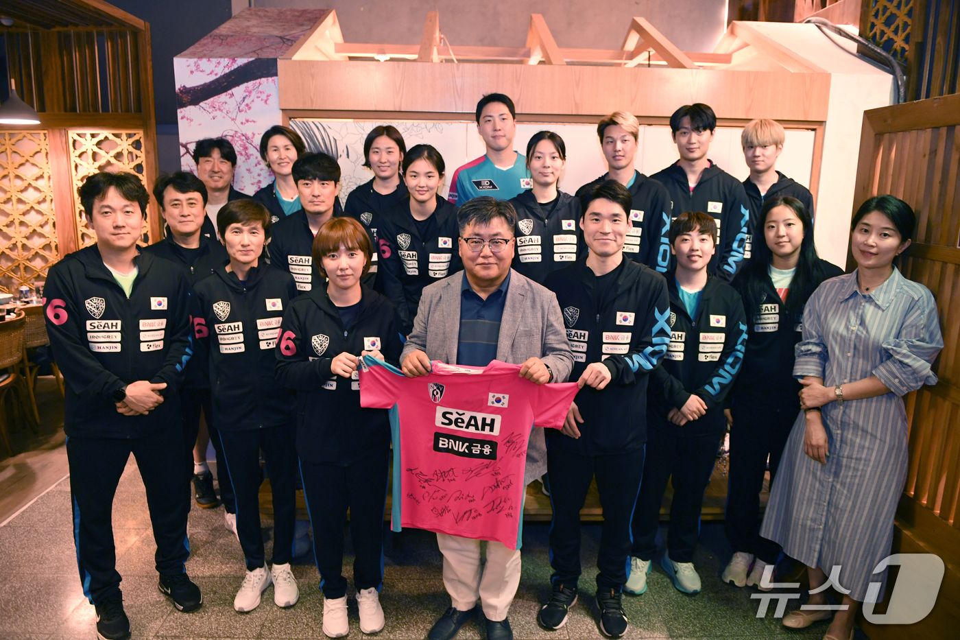 한식 먹고 힘낸 <b>탁구대표팀</b>, 주카타르 대사관에 '<b>사인 유니폼</b>' 선물