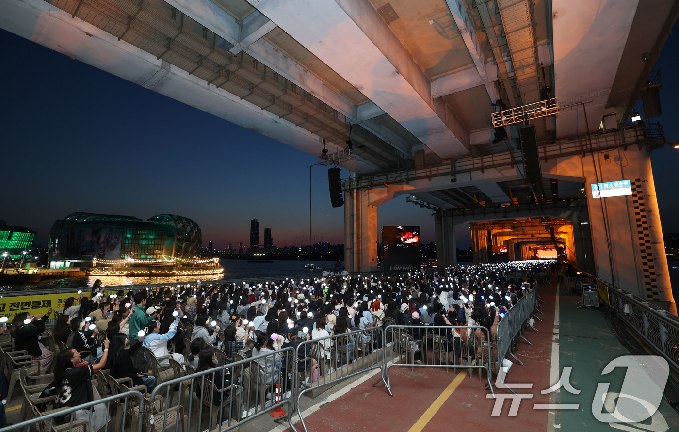 <b>세븐틴</b>, <b>잠수교</b>에서 10주년 무료<b>공연</b>