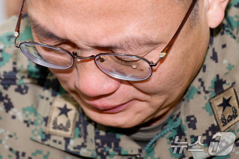 "담 넘어 <b>의원</b> 끄집어 내" 법정서 재생된 '계엄의 밤'…尹 '침묵'(종합)
