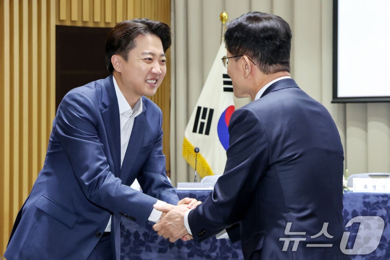 김문수로 <b>단일화</b> 땐 <b>이준석</b> 표 '절반 이탈'…24~29% 이재명 찍어