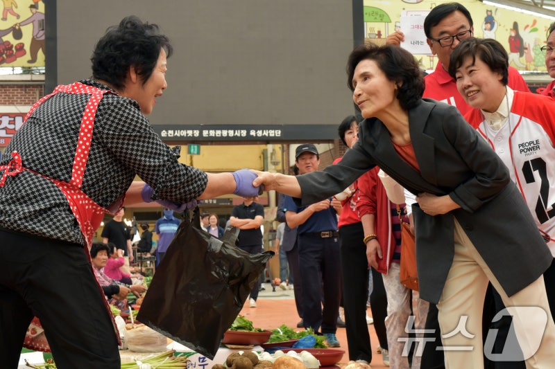 <b>순천</b> 재래시장 찾은 <b>설난영 여사</b>