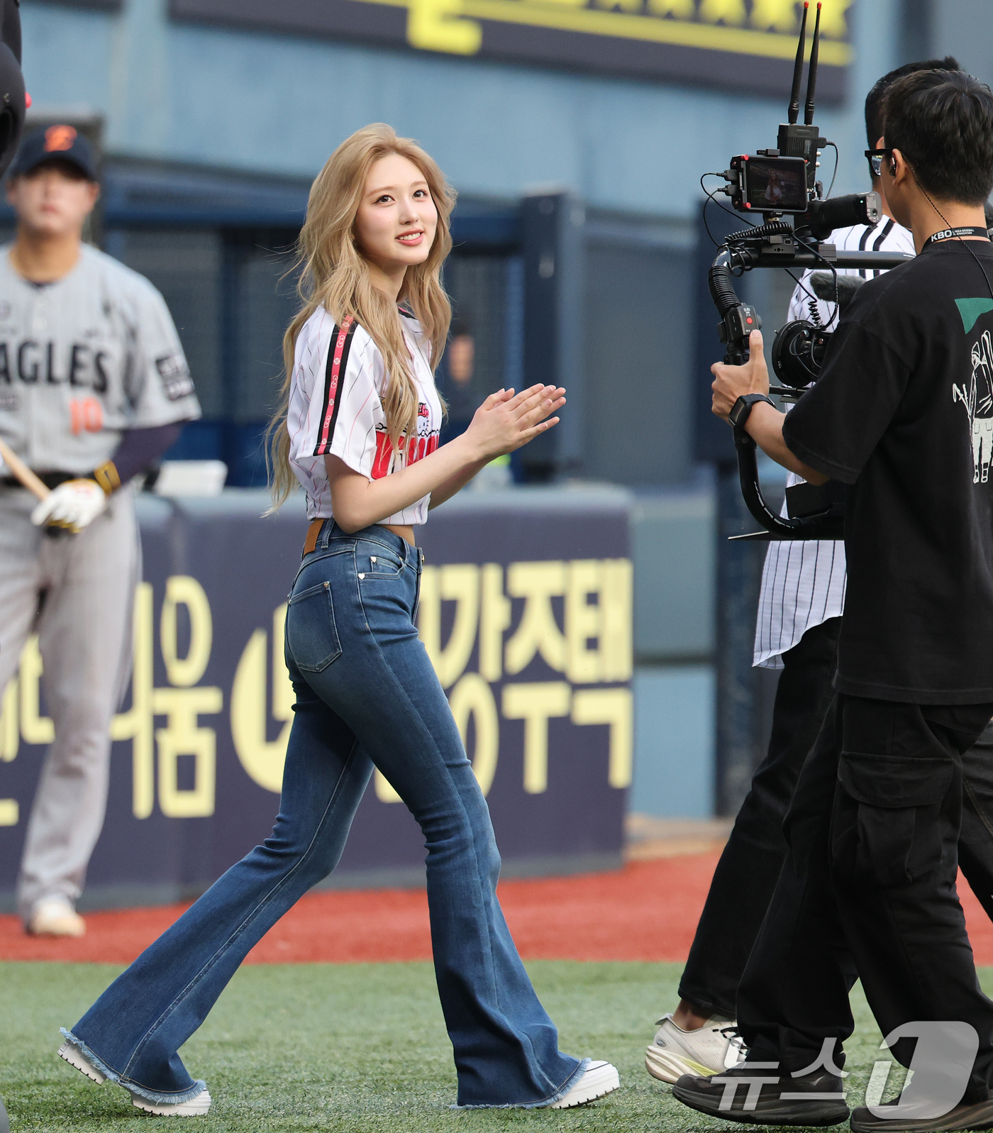 데뷔 첫 <b>시구</b> <b>아이브 가을</b>, "버킷리스트 이뤄"