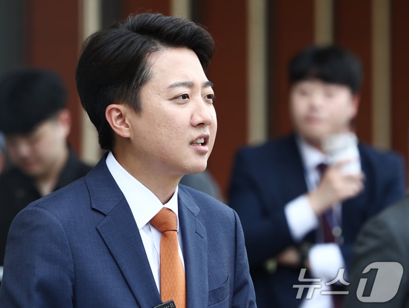 3차 TV<b>토론</b>…<b>이재명</b> '내란 극복' 김문수 '방탄독재' <b>이준석</b> '세대교체'