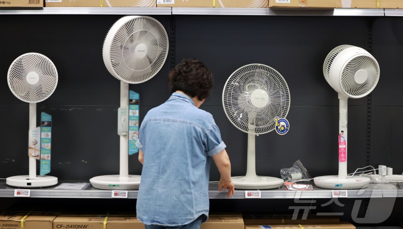 때 이른 무더위 속 선풍기 등 여름<b>가전</b> 판매 '급증'