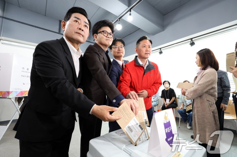 <b>광주</b>서 <b>사전투표</b> 하는 <b>한동훈</b>