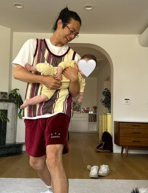 카리나 이어 <b>빈지노</b>도 '<b>정치색 논란</b>' 해명·사과 "의도 없어…신중할 것...