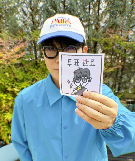 '<b>파란 옷</b>·모자 착용' <b>이승환</b>, 제21대 대선 사전 <b>투표</b> 완료 인증