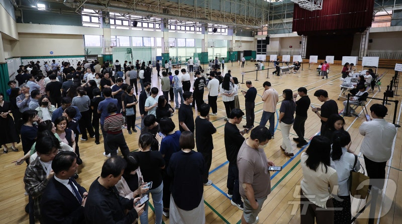 <b>사전투표</b> 첫날 869만명 주권행사…'19.58%' 역대 최고(종합)