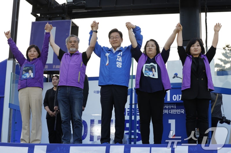 <b>이재명 후보</b>, <b>이태원 참사</b> 유가족과 함께