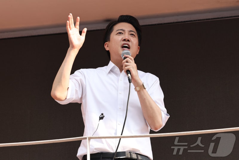 <b>이준석</b> "토론 중 부적절 표현 제 책임…어떤 변명도 않겠다"