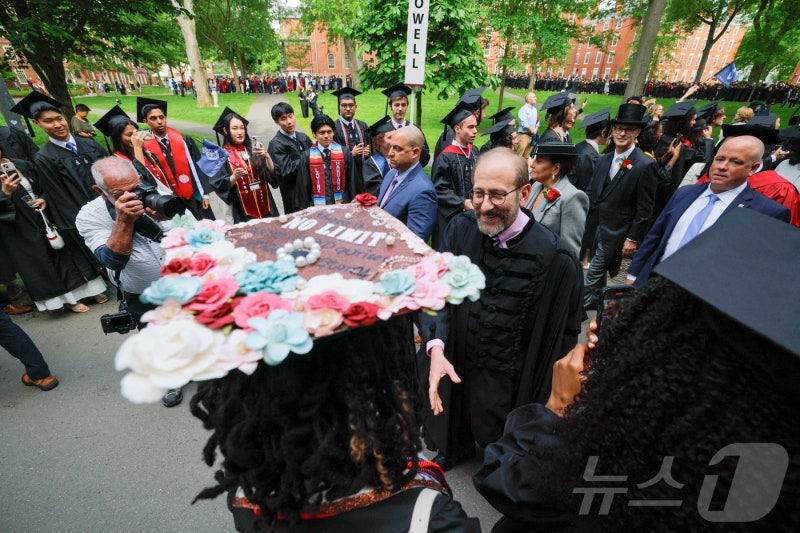 "유학생 없인 <b>하버드</b>도 없어"…'흰 꽃' 수놓은 <b>하버드 졸업식</b>