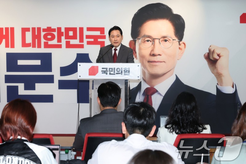 국힘, 짐 <b>로저스 이재명</b> 지지 <b>논란</b>에 "국제 사기 대선 후보…사퇴해야"