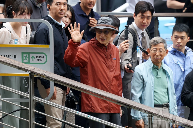 <b>청계천 산책</b>하는 <b>이명박</b> 전 대통령