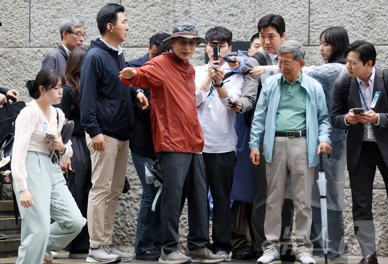 <b>이명박</b> 전 대통령, <b>청계천 산책</b>