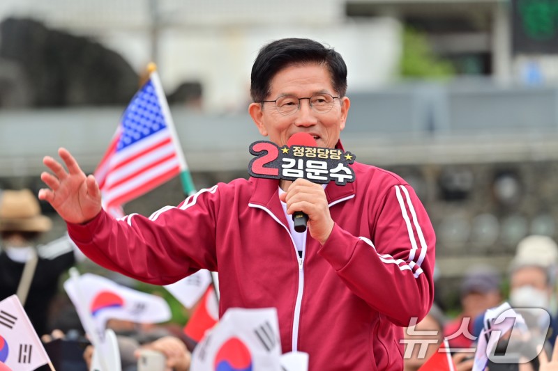 <b>김문수</b> <b>유세</b>차 운전자, '손가락 욕설' 중학생 폭행…경찰 수사