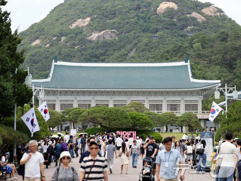 [뉴스1 PICK]'지금 아니면 다시는 못 볼수도'…<b>시민 발길</b> 늘어난 <b>청와대</b>