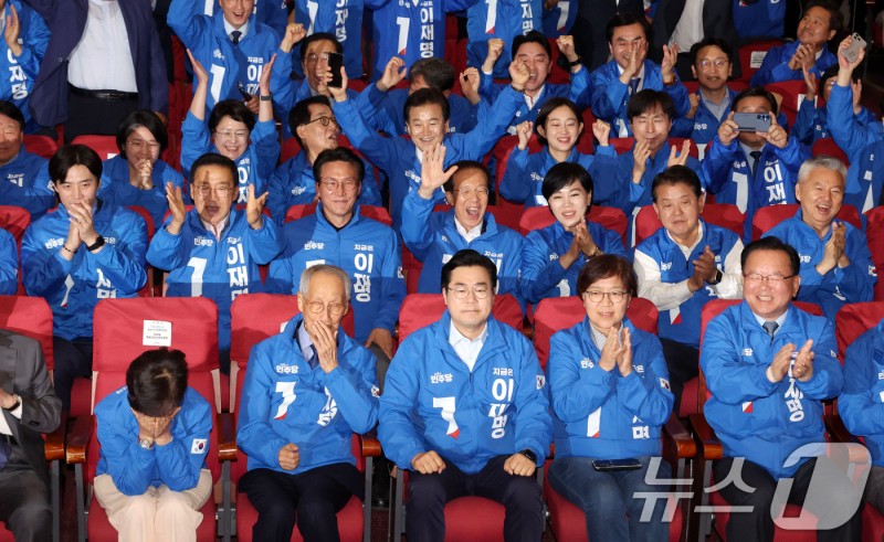 민주 '<b>출구조사</b> 우세, <b>환호</b>'