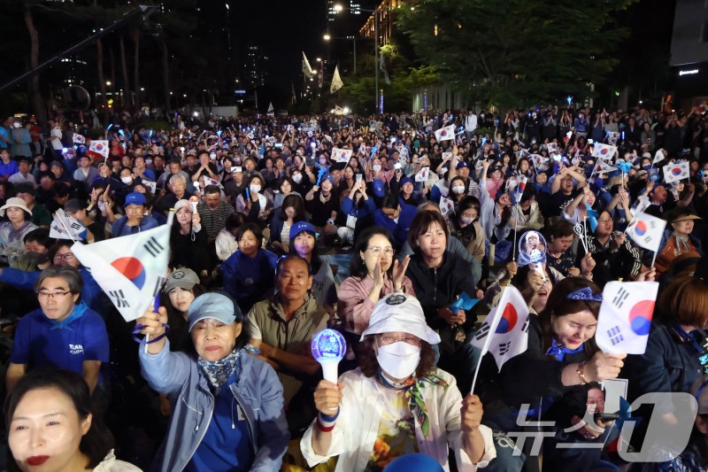 <b>이재명 당선</b> 확실에 <b>환호</b>하는 지지자들