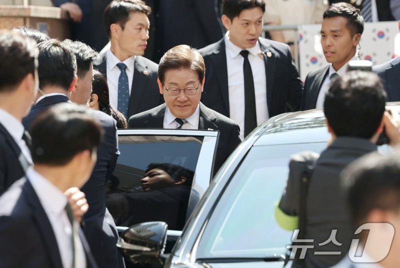 이재명 <b>대통령</b>, 당분간 <b>경호</b>처·<b>경찰</b> '2중 <b>경호</b>' 받는다(종합)