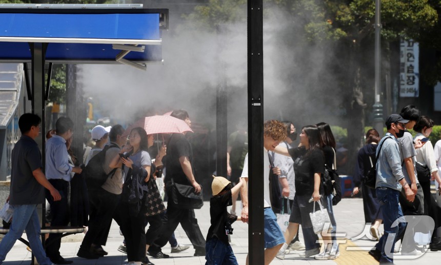 초여름 날씨를 보인 4일 부산 동구 부산역 앞을 지나는 시민과 관광객들 사이로 쿨링포그가 가동되고 있다. 2025.6.4/뉴스1 ⓒ News1 윤일지 기자
