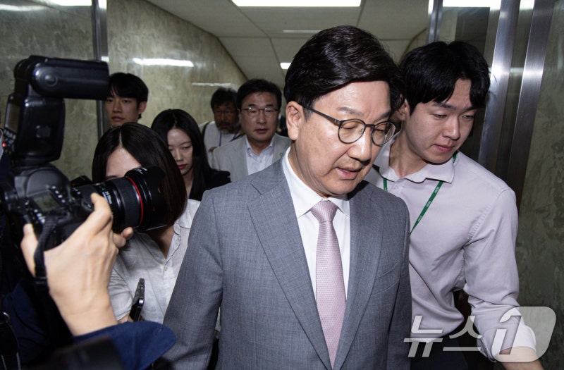 '친윤' <b>권성동 원내대표 사퇴</b>…"더 이상 분열은 안돼"(종합)