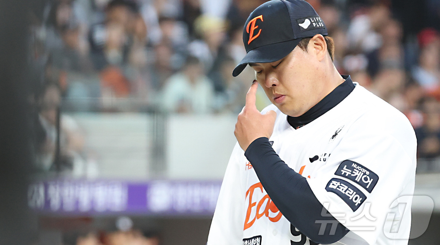 한화 <b>류현진</b>, 내전근 <b>부상</b>으로 1군 엔트리 말소…이태양 등록