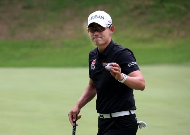 <b>김비오</b>, <b>KPGA 부산오픈</b> 이틀 연속 선두…프로 통산 11승 도전