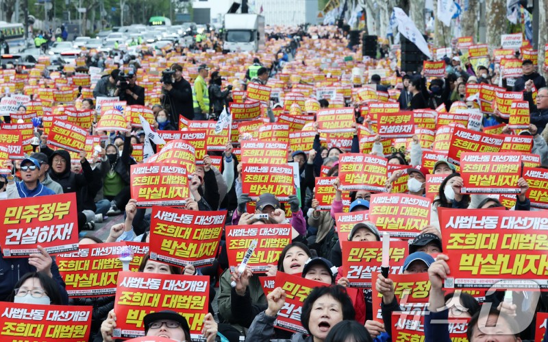 이재명 대통령 취임 후 첫 주말 <b>집회</b>…"尹 구속" vs "<b>부정선거</b>"