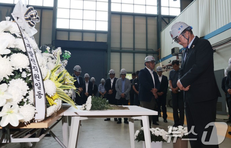 우원식 "일하다 죽지 않는 사회 반드시 만들겠다" <b>김충현</b>씨 조문