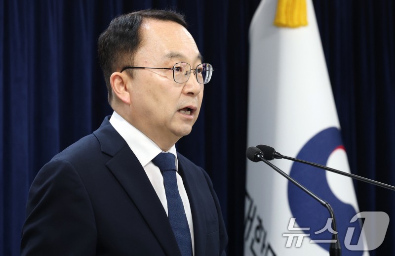 <b>통일부</b> "<b>대북전단</b> 살포 <b>중지</b> 강력히 <b>요청</b>"…살포 단체에 "유감"