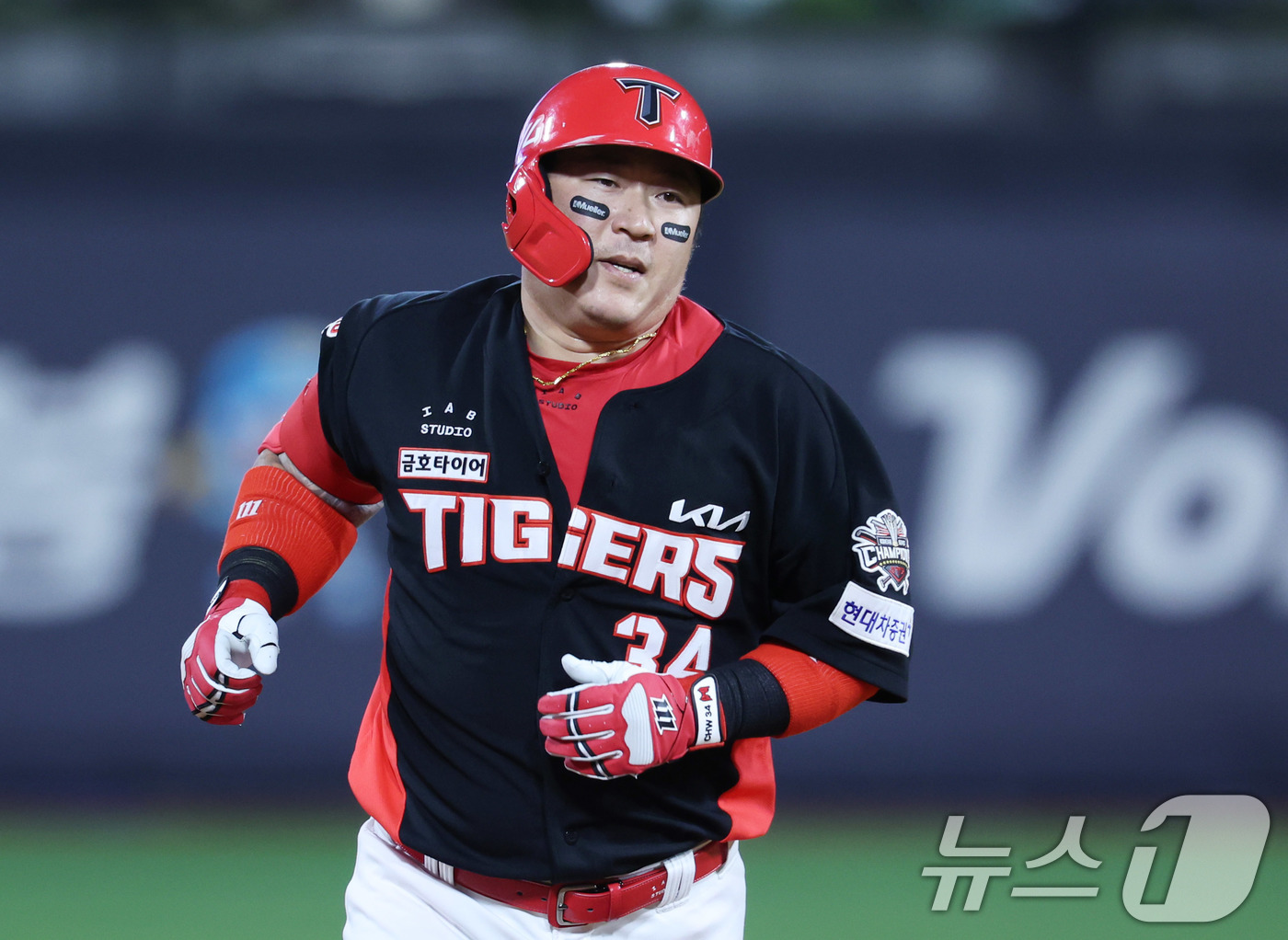 KIA 최형우, 5월 <b>월간 MVP</b>…최다·최고령 수상 신기록
