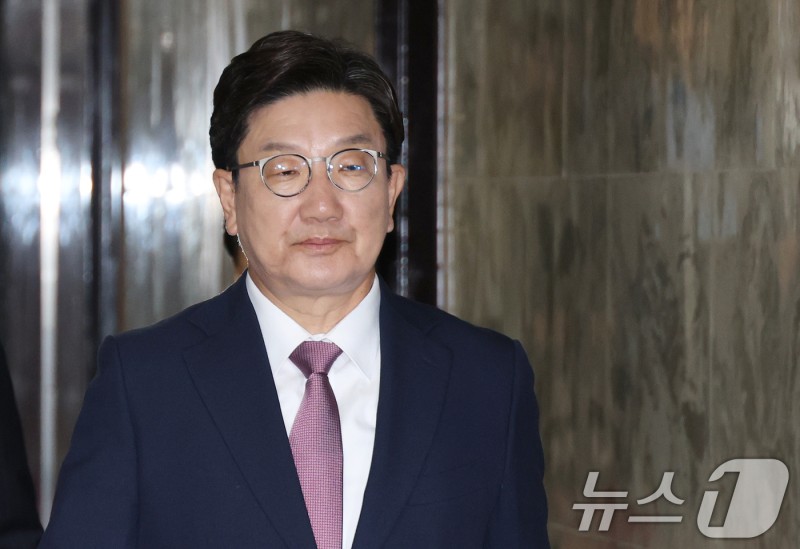 권성동 "대통령·<b>총리</b> 모두 전과자…죄인주권정부가 정체성인가"