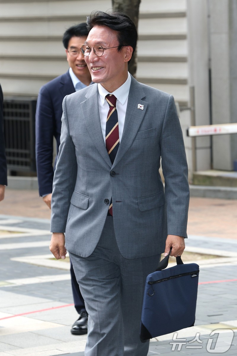 <b>청문회</b> 준비 사무실 들어서는 <b>김민석 총리 후보자</b>
