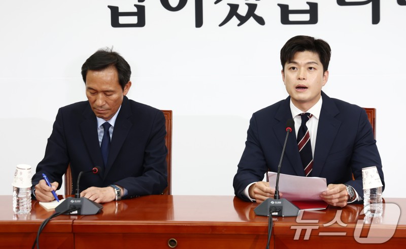 <b>우상호</b> 정무수석 <b>접견</b>하는 <b>김용태</b> 비대위원장