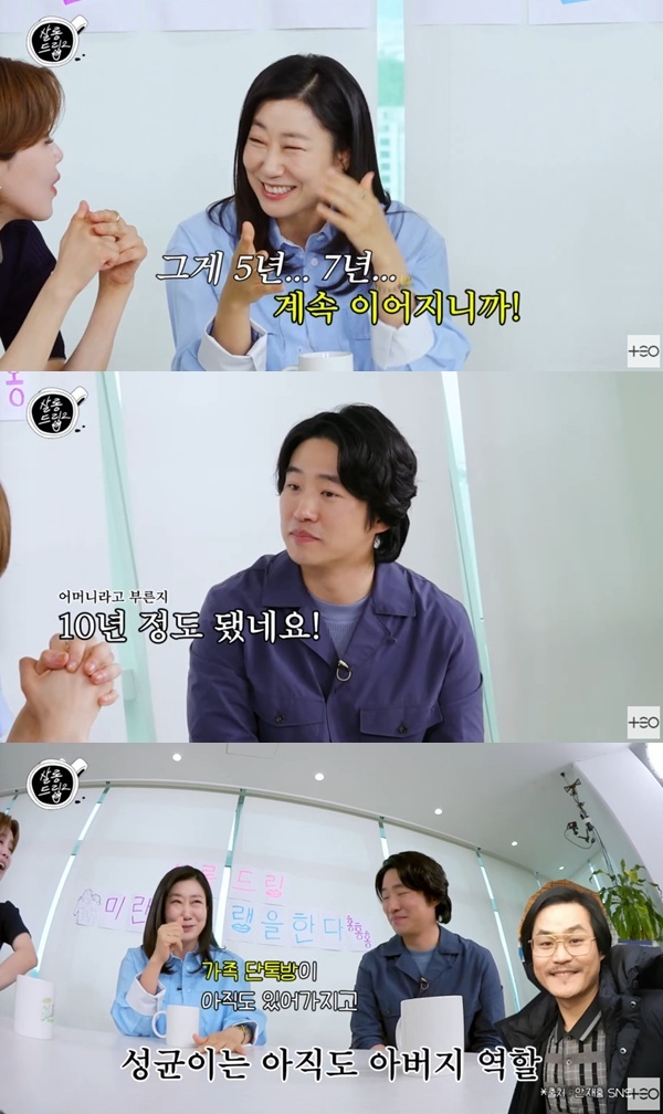 <b>라미란</b>x<b>안재홍</b> "'응팔' 어머니 10년…정봉이네 단톡방 계속"